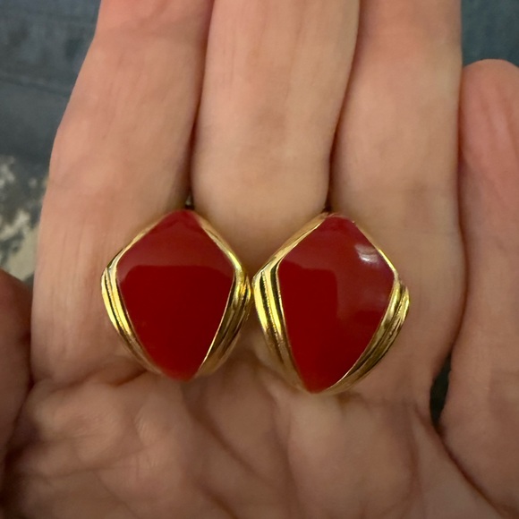 Monet clip on Gold Plated & Bright Red Enamel vintage signed earrings. - Picture 3 of 6
